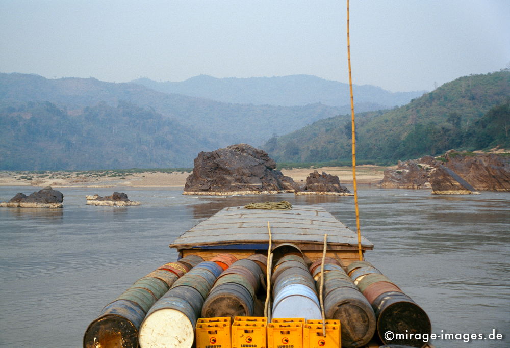 On the Mekong River
Schlüsselwörter: Südost Asien, Indochina, Entwicklungsland, Fernreise, Kultur, Gesellschaft, Tourismus, Sozialismus, Volksrepublik Laos, Reise, Transport, Fluss, Felsen, Wasser, Ladung, Infrastruktur, Verkehr, Arbeit, Schiffahrt, Ruhe,