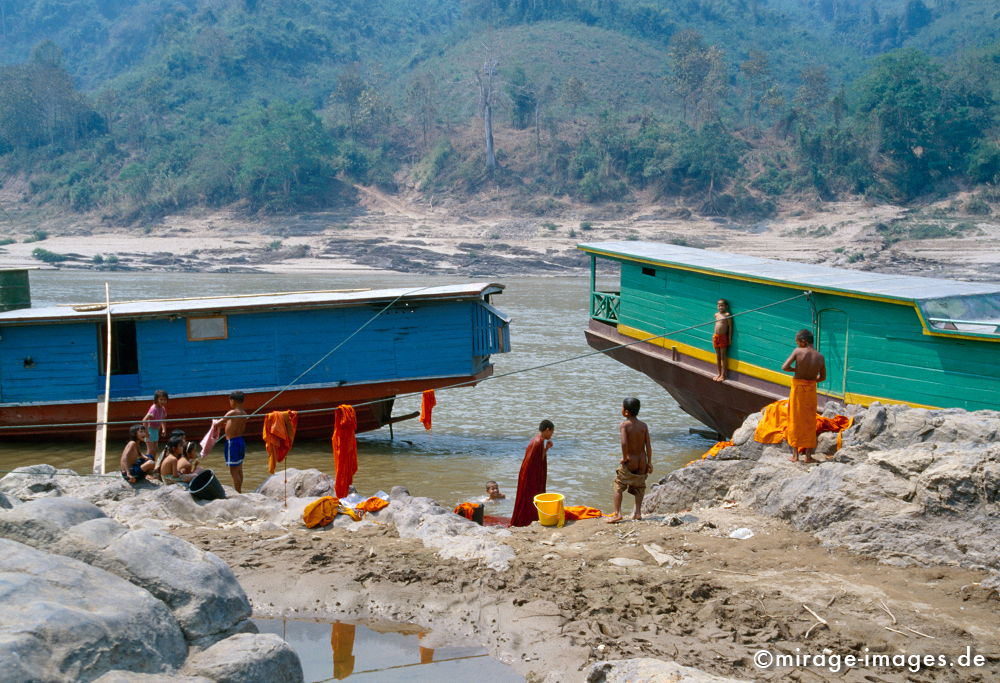 Monks
Luang Prabang Mekong
Schlüsselwörter: mixed1, Mönchen, Buddhismus, Frachtboot, farbig, Sand, Strand, Ufer, Felsen, archisch, romantisch, Sozialismus, Gesellschaft, Entwicklungsland, Politik, Südost Asien, Reise, Wasser, Fluss, Sand, Stein, Fernreise, Abends,