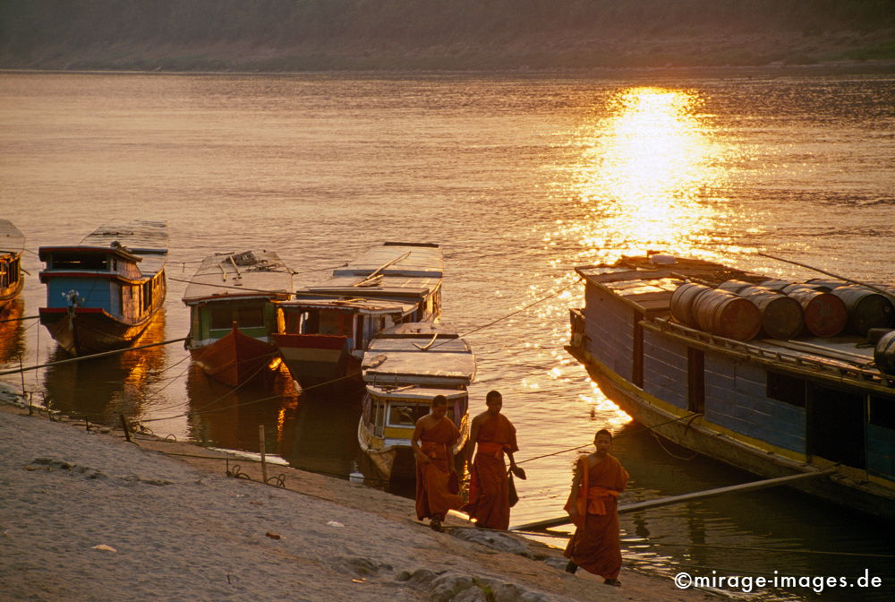 Monks and Boats
Luang Prabang Mekong 
Schlüsselwörter: Südost Asien, Indochina, Entwicklungsland, Fernreise, Kultur, Gesellschaft, Tourismus, Sozialismus, Volksrepublik Laos, Reise, Sand, Wasser, Fluss, Boote, Schiife, Abends, Sonnenuntergang Atmosphäre, gold, Wasserspiegelung, Alltag, Menschen, Mönche,