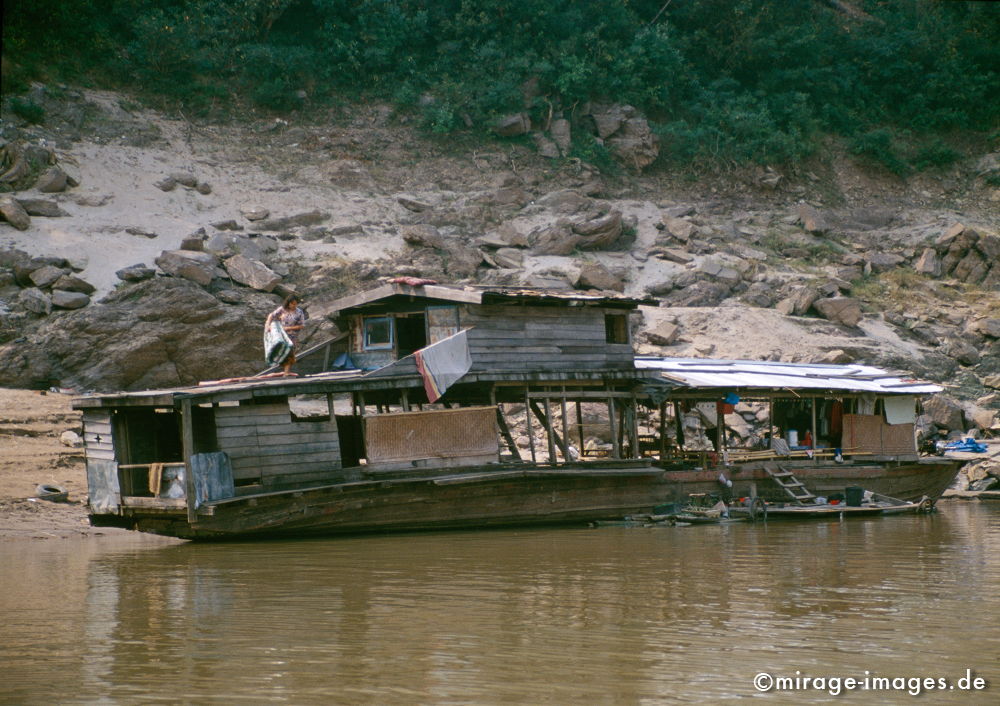 Houseboat
Mekong
Schlüsselwörter: Südost Asien, Indochina, Entwicklungsland, Fernreise, Kultur, Gesellschaft, Tourismus, Sozialismus, Volksrepublik Laos, Sand, Felsen, archisch, Reise, Wasser, water, Fluss, Stein, Schiff, Boot, Ufer,