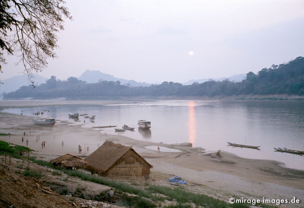 Sunset 
Mekong River Luang Prabang
Schlüsselwörter: Sand, Strand, Ufer, Felsen, Kontrast, archisch, romantisch, Sozialismus, Gesellschaft, Entwicklungsland, Politik, Südost Asien, Reise, Wasser, Kinder, Fluss, Sand, Stein, Fernreise, Abends, Sonnenuntergang,