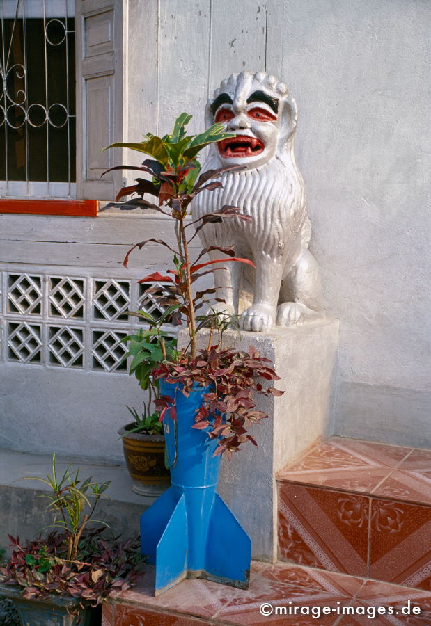 Lion and Bomb
Luang Prabang Mekong
Schlüsselwörter: Sozialismus, Gesellschaft, Entwicklungsland, Politik, politics, Asien, Reise, Fernreise, Löwe, Bombe, Krieg,