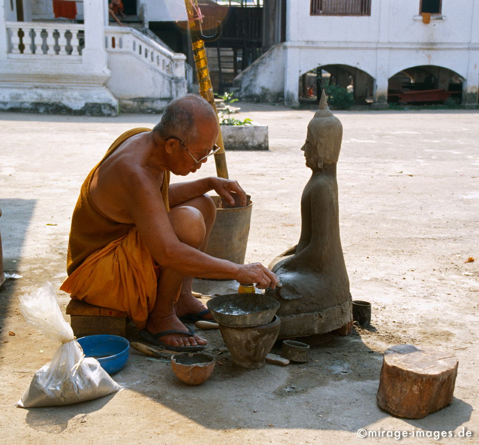 Making of a Buddha
Luang Prabang
Schlüsselwörter: meditation1, Mönch, Kraft, Meditation, Buddhismus, Religion, Ruhe, Kultur, zeitlos, Ferne, Ruhe, Frieden, friedlich, Sonne, Zement, Entspannung, entspannen, heilig, Religion, Skulptur