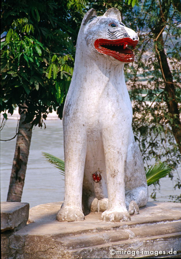 Lion of Luang Prabang
Schlüsselwörter: Südost Asien, Indochina, Entwicklungsland, Fernreise, Kultur, Gesellschaft, Tourismus, Sozialismus, Volksrepublik Laos, Reise, Wappentier, Katze, gross, weiss, Symbol, Wahrzeichen, rot,