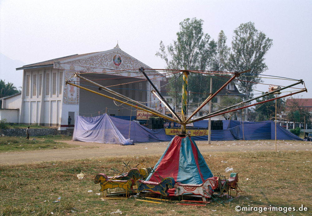 Merry-go-round
Luang Prabang
Schlüsselwörter: Krausell, Kirmes, traurig, einfach, Südost Asien, Indochina, Entwicklungsland, Fernreise, Kultur, Gesellschaft, Tourismus, Sozialismus, Volksrepublik Laos, Reise,