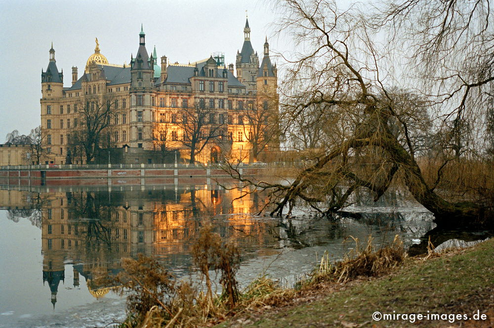 Schweriner Schloss
Schlüsselwörter: Romantik, Dämmerung, Heimat, Postkarte, See, Reise, Tourismus, Stille, Wasser, water, Romantik, romantic, Idylle, idyll, schön, Schloss, Winter, kalt, romantischer Historismus, Renaissance, Architektur, erleuchtet, Prunk,