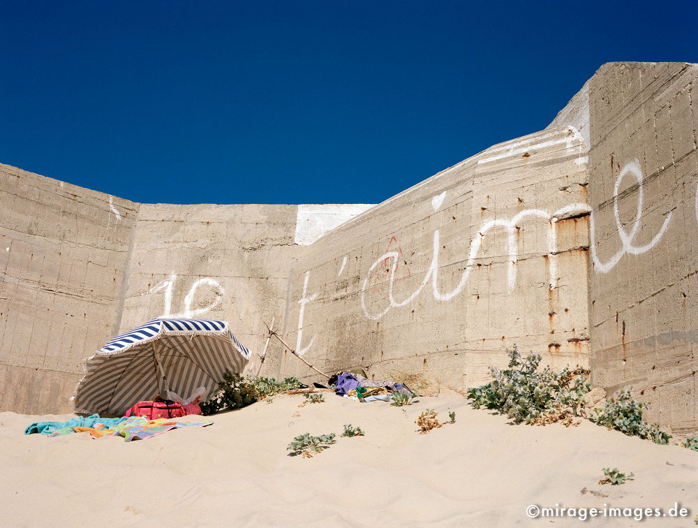 Bunker
Bretagne
Schlüsselwörter: Liebe, Sand, Urlaub, Beton, Mauer, Graffiti, Sommer, Sonnenschirm, Strand, Bunker, Reise, Romantik, Sehsucht, Entspannung, entspannen, Freizeit, Strand, Sonne, Wärme, Hitze, heiss, verlassen, love1