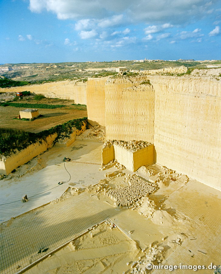 Steinbruch
Gozo
Schlüsselwörter: gold, Weite, Sandstein, Landschaft, Fels, Natur, Stein, Himmel, blau, Steinbruch, weich, gelb, sägen, Blöcke, Würfel, Geometrie, Rechteck, Abend, Bausteine, Erosion, Herstellung, Fabrikation, Produktion, Insel, Europa, Mittelmeer, Gozo,