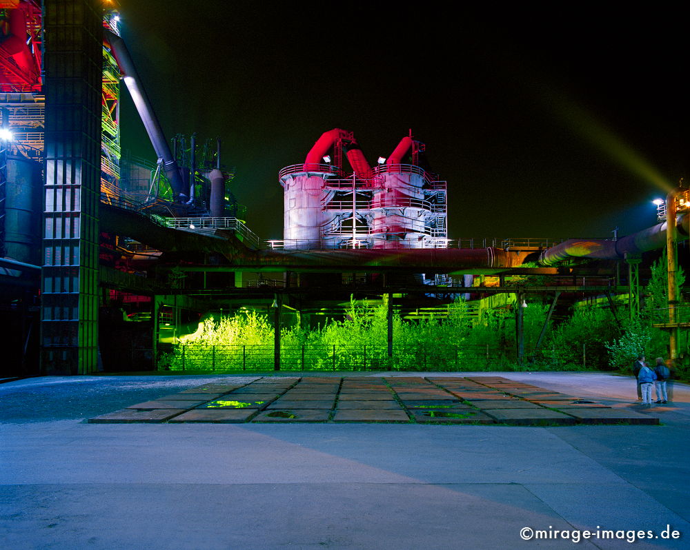 Piazza Metallica
Landschaftspark Duisburg 
Schlüsselwörter: Ruhrgebiet, Industriegeschichte, Kulturhauptstadt 2010,Revier, Industrie, Stahlwerk, Rost, Eisen, Stahl, Arbeit, Abbruch, Industriekultur, Verfall, nachts, beleuchtet, bunt, Licht, Kunst, Strukturwandel, Attraktion, baufällig, Gebäude, Fabrik, Werk, Rui