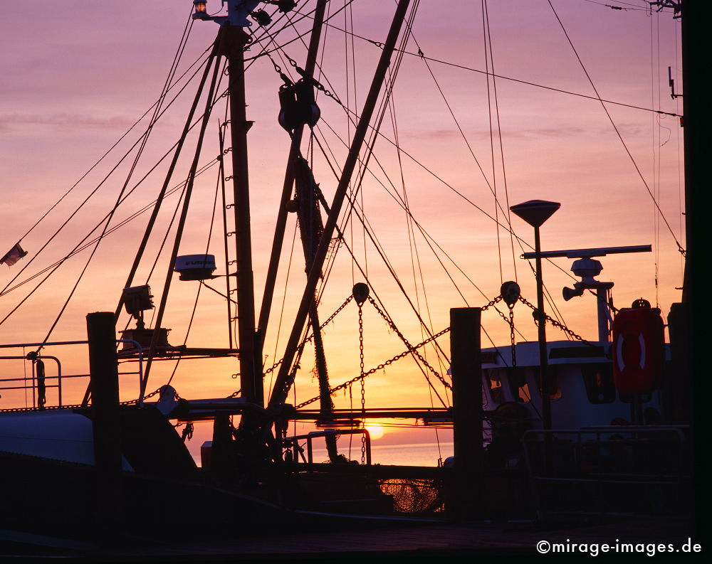 Fischkutter
Langeness Ostfriesland 
Schlüsselwörter: Morgengrauen, Dämmerung, Himmel, Wolken, Meer, See, Fischer, Fischerei, Boot, Schiff, Sonnenaufgang, Wirtschaft, rot,