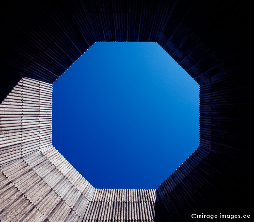 Khlturm
Phnix West Dortmund
Schlüsselwörter: Industrie, Industrieruine, Stahlwerk, Rost, Eisen, Stahl, Architektur, Arbeit, Industriekultur, Verfall, Erosion, Zeitalter, Abbruch, Industrieanlage, Standort, Strukturwandel, Endzeit, baufällig, Gebäude, Fabrik, Ruine, Schwerindustrie, Himmel, blau