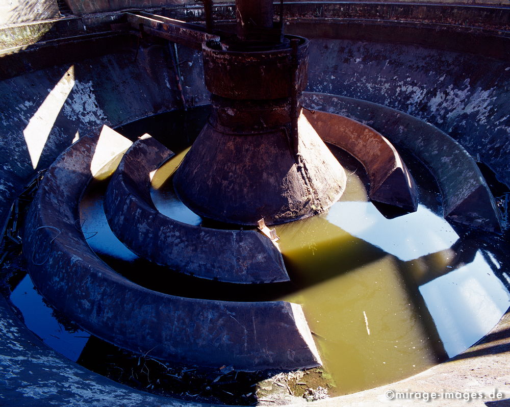 Abk�hlbecken
Ph�nix West Dortmund
Schlüsselwörter: Industrie, Industrieruine, Stahlwerk, Rost, Eisen, Stahl, Architektur, Arbeit, Industriekultur, Verfall, Erosion, Zeitalter, Abbruch, Industrieanlage, Standort, Strukturwandel, Endzeit, baufällig, Gebäude, Fabrik, Ruine, Schwerindustrie, Fabrikanlage,