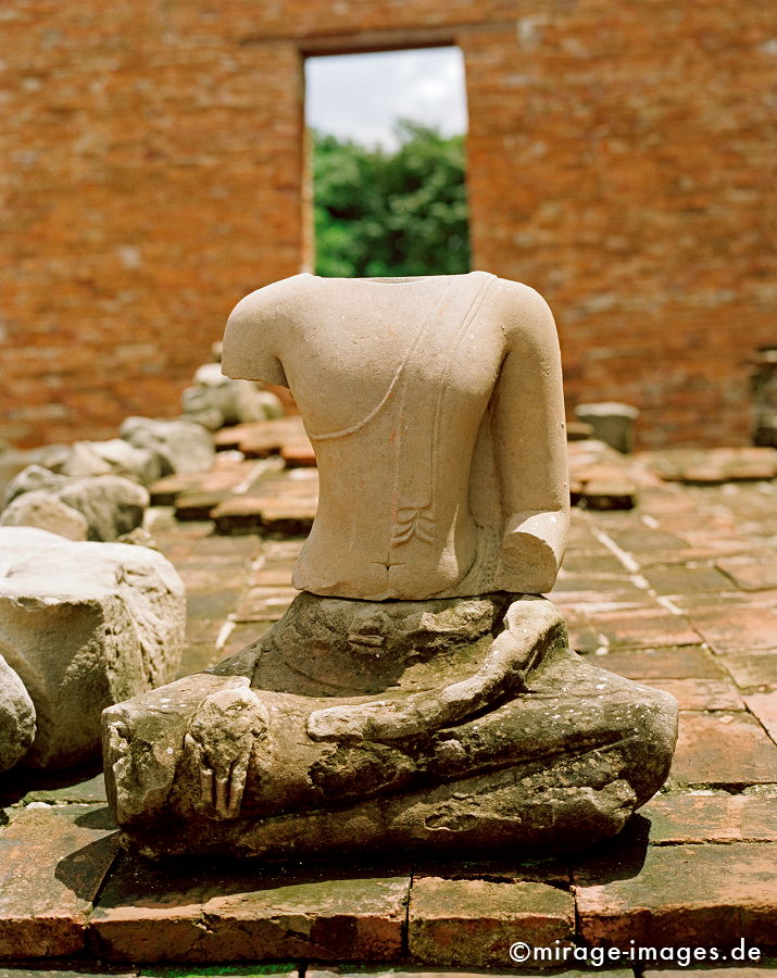 Torso
Ayutthaya
Schlüsselwörter: meditation1, Kraft, Verehrung, Kult, Opfer, Meditation, Buddhismus, Religion, Schrein, Spiritualität, Anbetung, Ruhe, Natur, Frieden, friedlich, heilig, Sinnsuche, Kunst, alt, kopflos, Hand, Hände, Geist, göttlich, Würde, Kunst, Archäologie, UNESCO
