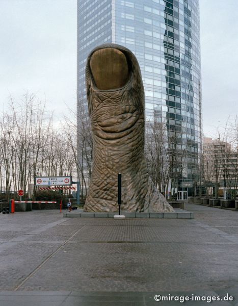 Thick Thumb
La Grande Arche La Defense Paris
Schlüsselwörter: gross, Metall, Bronze, Daumen, finger, Figur, Skulptur, B�ro, Geb�ude, Monument, Hochhaus, Wolkenkratzer, Architektur, Kunst, Glas, Fassade, gebogen, Schwung, modern, urban, Landschaft, Stadt, Parkplatz, Regen, nass, feucht, grau, Europa, Sehenswürdigk