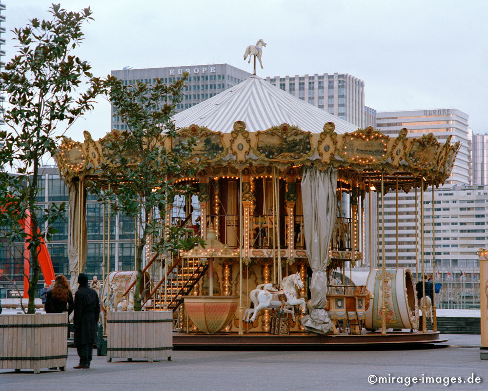 Kinderkarussell
La Grande Arche La Defense Paris
Schlüsselwörter: Europa, europäisch, Metropole, Frankreich, Paris, europäisch, Tourismus, Reiseziel, Sehenswürdigkeit, Karussell, Kinder, alt, antik, beleuchtet, Winter, gold, Jahrmarkt, Freizeit, spielen, romantisch, Platz, grau, trostlos, öde, leer,