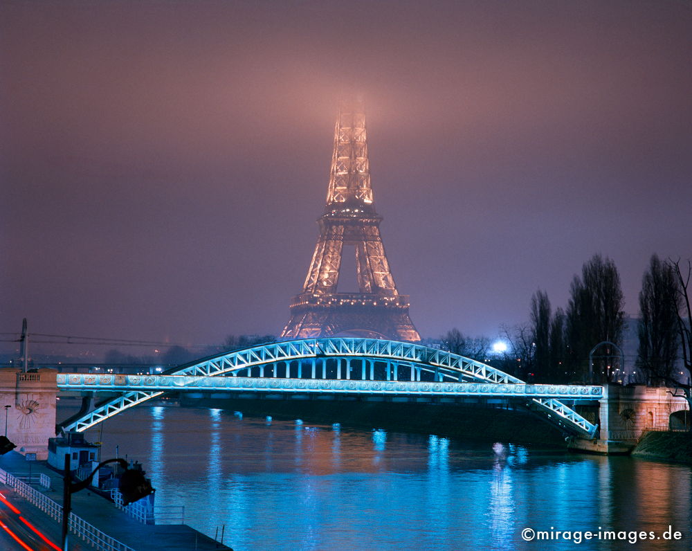 tour Eiffel
Paris
Schlüsselwörter: Nebel, Wasser, Fluss, Weltausstellung, Expo, Brücke, Grosstadt, Architektur, Licht, Nacht, Beleuchtung, Eiffelturm