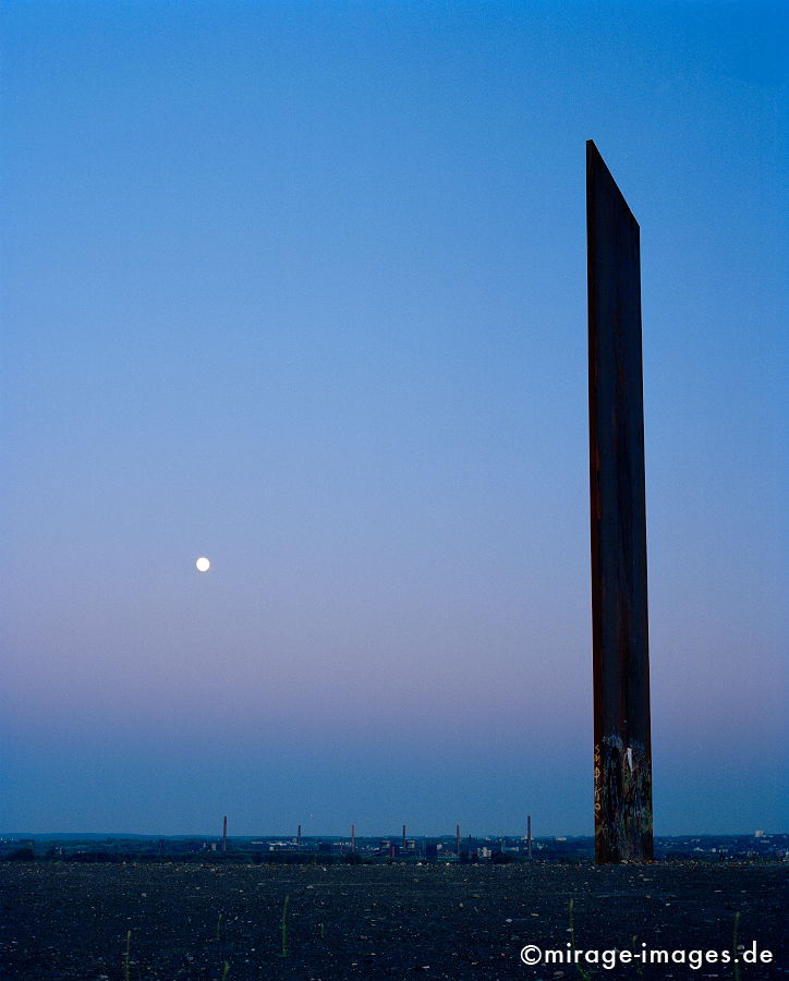 Bramme Schurenbach Halde 
Gelsenkirchen
Schlüsselwörter: Eisen, Kunst, Richard Serra, Dämmerung, abends, blau, Himmel, geneigt, massiv, leicht, Halde, Mond, Zollverein, Industriekultur, IBA, Strukturwandel, Ruhrgebiet, Bergbau, Montanindustrie, Nordrhein Westfalen, Energie, Stahl, Landschaft, Schwerindustrie,