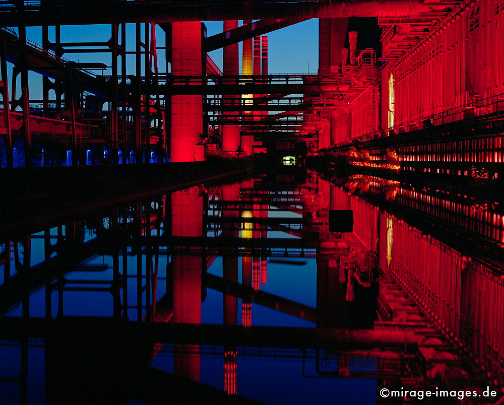 Kokerei Zollverein
Essen Katernberg
Schlüsselwörter: Kunst, Industriekultur, IBA, Strukturwandel, Ruhrgebiet, Bergbau, Montanindustrie, Nordrhein Westfalen, Energie, Stahl, Landschaft, Schwerindustrie, Errinnerung, nachts, Lichtkunst, rot, beleuchtet, Spiegelung, Wasser, Kulturhauptstadt 2010
