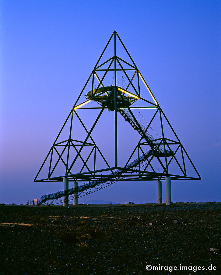 Tetraeder 
Bottrop 
Schlüsselwörter: nachts, Halde, Landmarke, IBA, Ausflugsziel, Strukturwandel, Kunst, Licht, beleuchtet, blau, schwarz, Abraum, Eisen, Stahl, Architektur, Revier, Treppe, Aussicht, Tourismus,