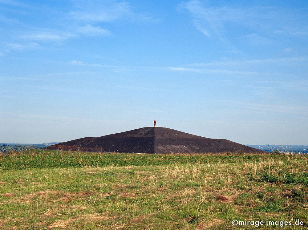 Erdpyramide
Halde Rungenberg Gelsenkirchen
Schlüsselwörter: Ruhrgebiet, Geschichte, Industriegeschichte, Revier, Architektur, Industriekultur, Standort, Strukturwandel, Politik, Industrieromantik, Ausflugsziel, Attraktion, Landmarke, IBA, Kunst, Landschaft, Pott, Ruhrpott, schwarz,
