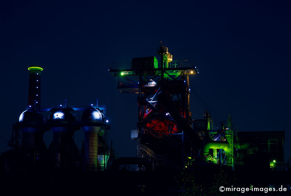 Stahlwerk Meiderich
Landschaftspark Duisburg 
Schlüsselwörter: nachts, beleuchtet, farbig, gr�n, blau, bunt, idyllisch, Zauber, beleuchtet, Tourismus, Lichtkunst, Kunst, Industrieromantik, Industriegeschichte, Ruine, IBA, Attraktion, Landmarke, Hochofen, Architektur, Erbe, Standort, Strukturwandel, Schwerindustrie,