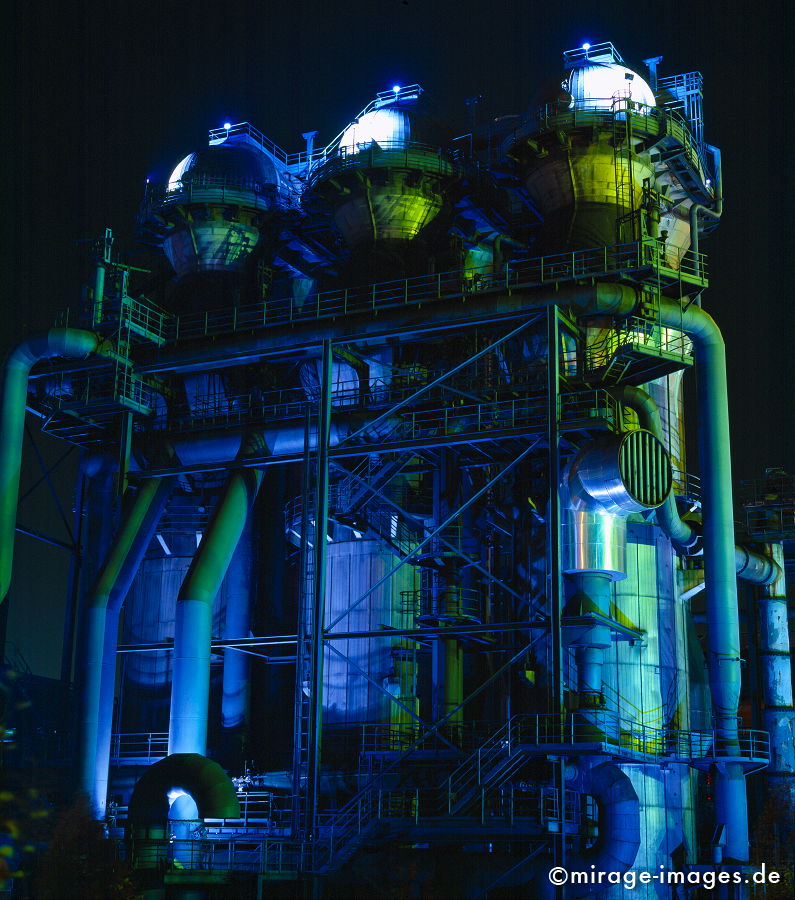 Stahlwerk Meiderich
Landschaftspark Duisburg 
Schlüsselwörter: nachts, beleuchtet, farbig, gr�n, blau, bunt, idyllisch, Zauber, beleuchtet, Tourismus, Lichtkunst, Kunst, Industrieromantik, Industriegeschichte, Ruine, IBA, Attraktion, Landmarke, Hochofen, Architektur, Erbe, Standort, Strukturwandel, Schwerindustrie,