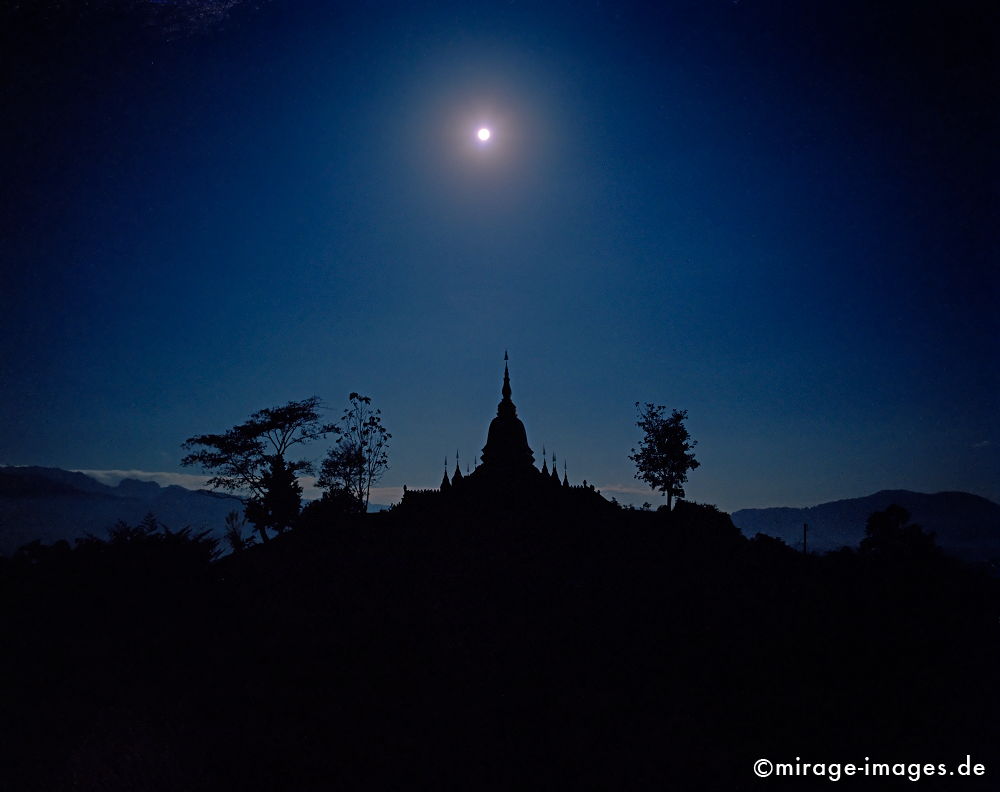 Puh That nachts mit Vollmond
Oudomxay
Schlüsselwörter: Stein, heilig, Buddhismus, Religion, Spiritualität, Mond, Tempel, Stupa, Nacht, blau, Tourismus, Reise, Frieden, friedlich, heilig, Fernreise, Entspannung, entspannen,