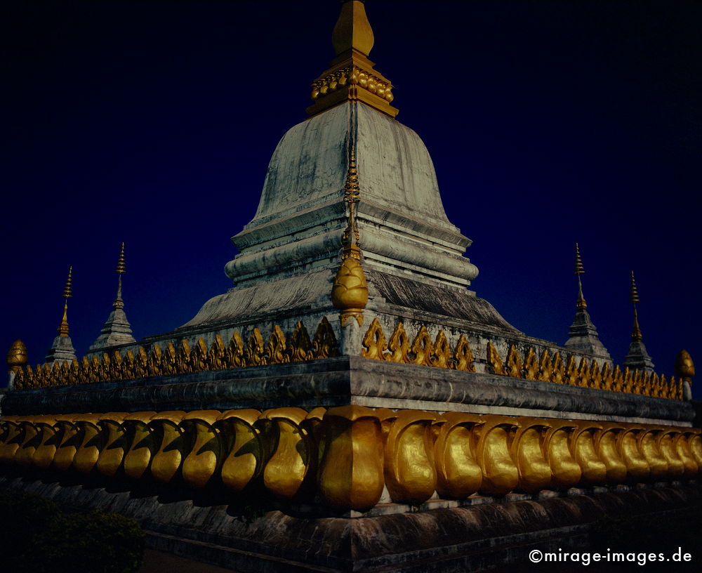 Puh That nachts mit Vollmond
Oudomxay
Schlüsselwörter: Stupa, Stein, heilig, Buddhismus, Religion, Spiritualität, Mond, Tempel, Stupa, Nacht, blau, Tourismus, Reise, Frieden, friedlich, heilig, Fernreise, Entspannung, entspannen, Südost Asien, Indochina, Entwicklungsland, Fernreise, Kultur, Gesellschaft,