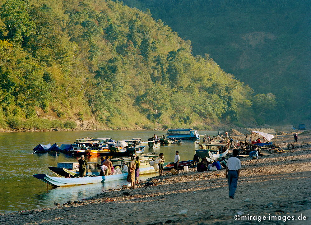 Am Nam Ou
Muang Khua
Schlüsselwörter: Südost Asien, Reiseziel, Tourismus, Reise, Landschaft, Genuss, Kultur, aussen, draußen, Entwicklungsland, Fernreise, Fluss, Wasser, Abends, Ruhe,