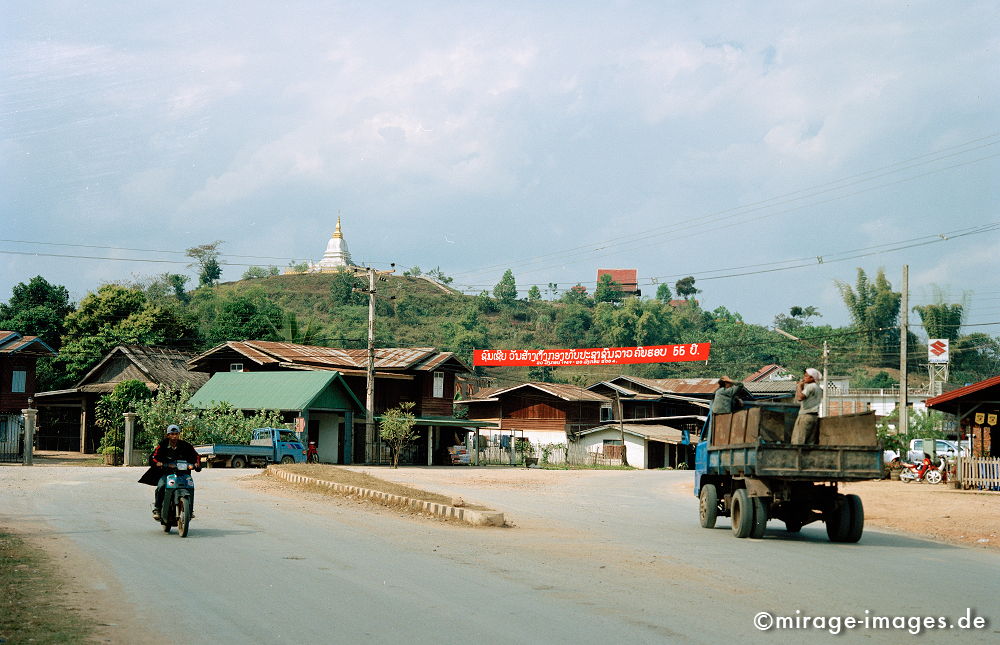 Crossroad
Oudomxay
Schlüsselwörter: Südost Asien, Reiseziel, Tourismus, Reise, Landschaft, Genuss, Kultur, aussen, draußen, Entwicklungsland, Fernreise, Verkehr, Stupa, Autos, Infrastruktur, Strasse,