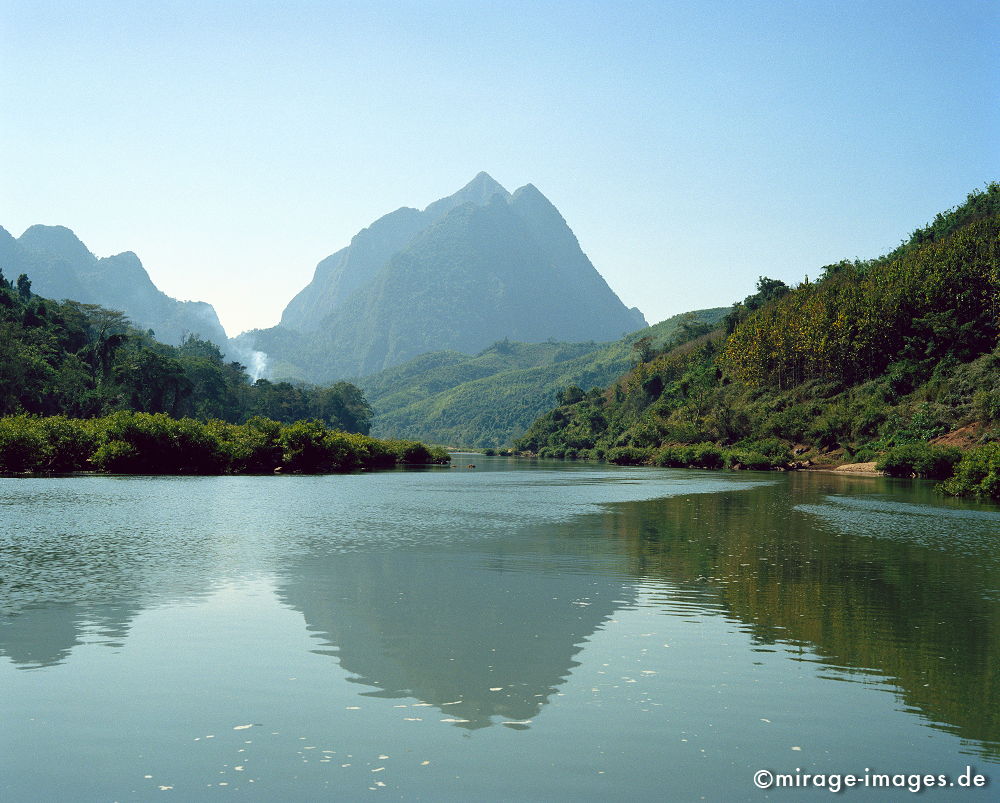 Nam Ou
Luang Prabang
Schlüsselwörter: Stille, Ruhe, Fluss, Wasser, Natur, Landschaft, Frieden, friedlich, Entspannung, romantisch, idyllisch, lautlos, Spiegel, Postkarte, verklärt, Berg, Südost Asien, Reiseziel, Tourismus, Reise, Landschaft, Genuss, Kultur, aussen, draußen,