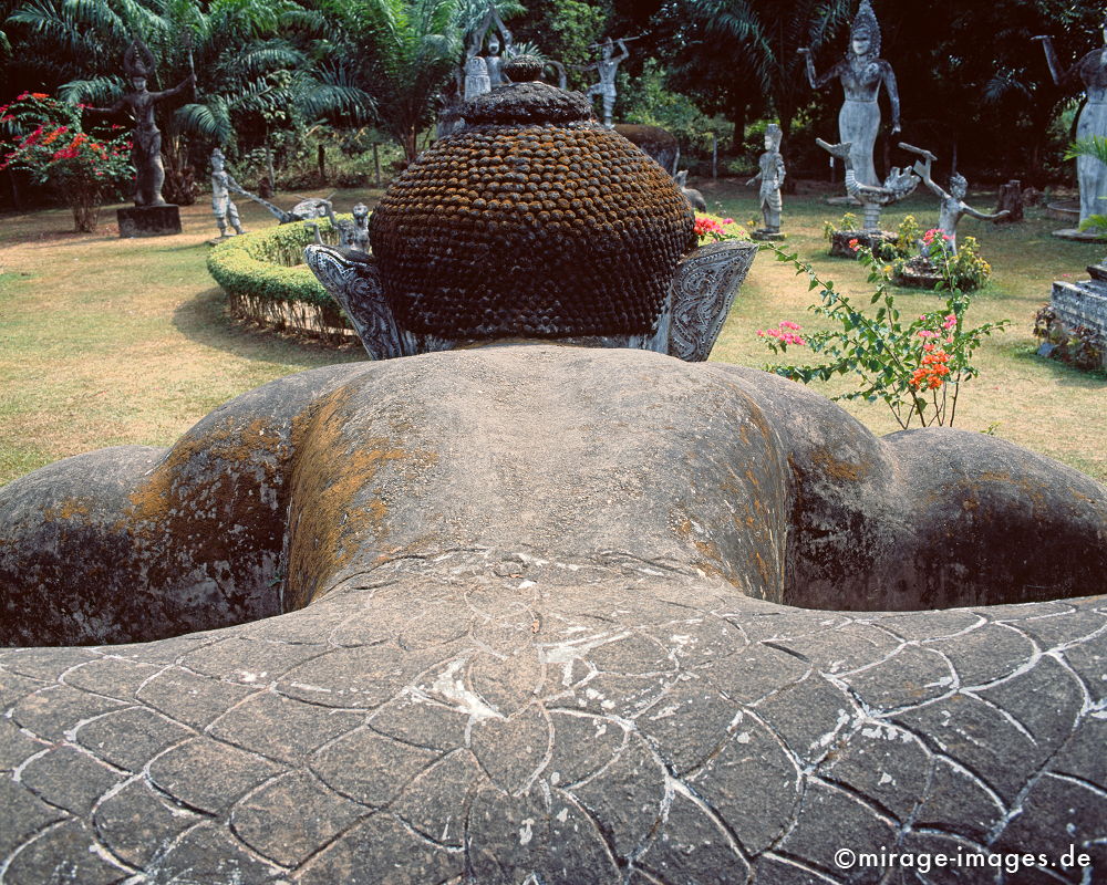 Buddhapark Xieng Khuan
Vientiane
Schlüsselwörter: Zeit, Zeitlosigkeit, Augen, Buddhismus, Glauben, Religion, Skulptur, Stein, Gesicht, Maske, Barong, Angst, Kunst, Geister, animistisch, Patina, Traum, Alptraum, Spiritualität, kraftvoll, jenseits, Sehenswürdigkeit, geheimnisvoll, stimmungsvoll,