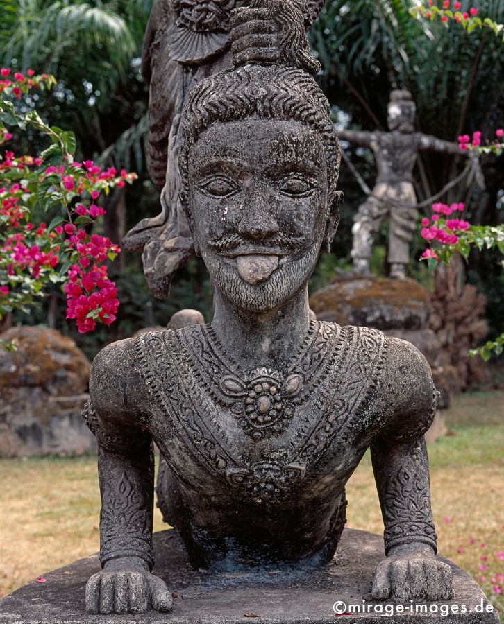 Buddhapark - Xieng Khuan
Vientiane
Schlüsselwörter: Zunge, Mund, weiblich, Zeit, Zeitlosigkeit, Augen, Buddhismus, Glauben, Religion, Skulptur, Stein, Gesicht, Maske, Barong, Angst, Kunst, Geister, animistisch, Skulpturenpark, Patina, Traum, Alptraum, Spiritualität, kraftvoll, Nase, jenseits, geheimnisvol