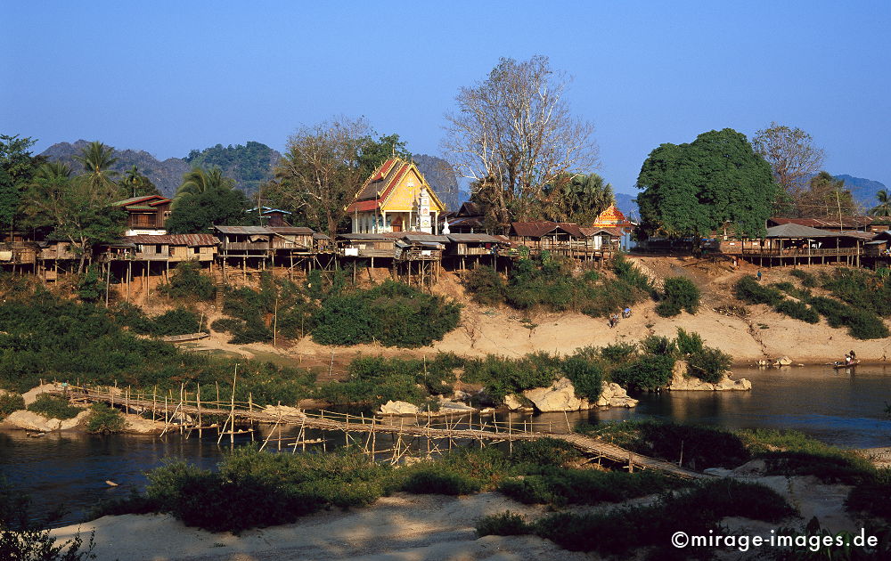 Mahaxai
Khammouane
Schlüsselwörter: Dorf, Brücke, Fluss, Wasser, Tempel, Hütten, Bambus, abgelegen, ursprünglich, Ort, Landschaft, gewachsen, Harmonie, Idylle, romantisch, Südost Asien,