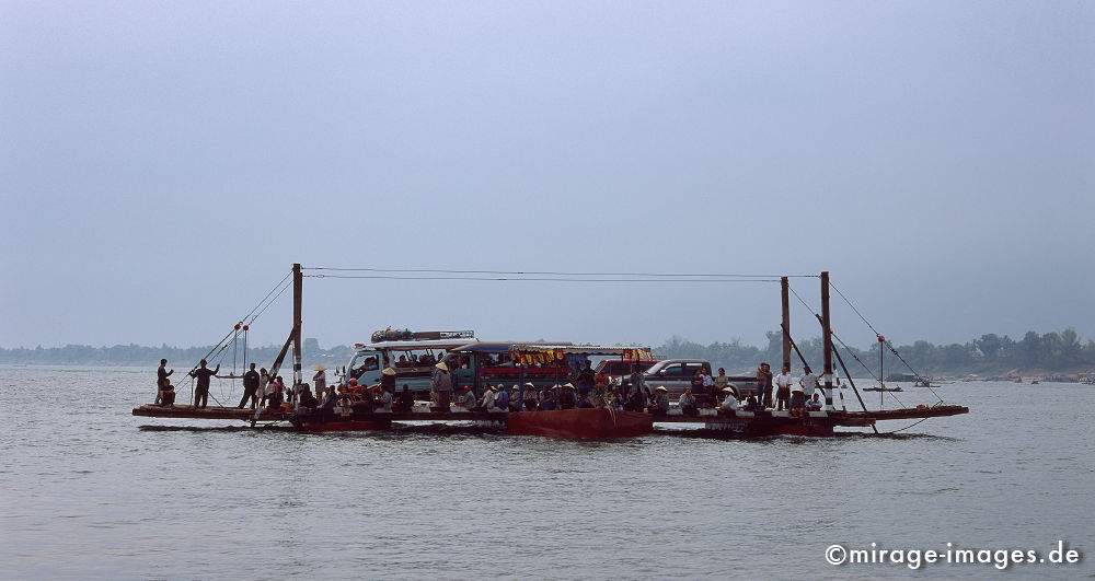 Ferry Boat
Ban Muang nach Champasak
Schlüsselwörter: Südost Asien, Reiseziel, Tourismus, Reise, Landschaft, Entwicklungsland, Laos, Indochina, Wasser, Fluss, Transport, Boot,