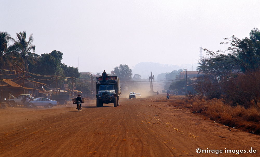Hauptstrasse
Ratanakiri
Schlüsselwörter: Strasse, Verkehr, Staub, Dreck, Entwicklungsland, LKW,