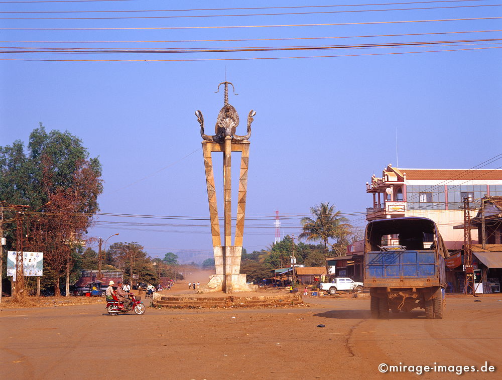 Unabhängigkeitsdenkmal
Ban Lung Ratanakiri
Schlüsselwörter: Staub, Strasse, Verkehr, Sozialismus,