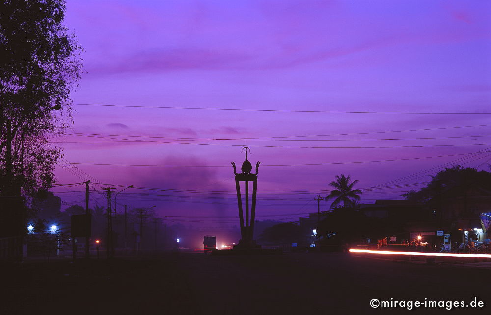 Hauptsrasse von Ban Lung
Ratanakiri
Schlüsselwörter: Abendsstimmung, violett, staubig, Verkehr,