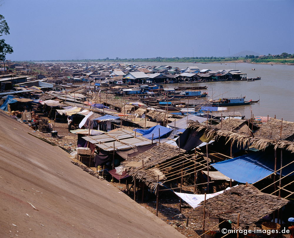 Marktplatz
schwimmende Bambushütten am Ufer des Tonle Sap See
Schlüsselwörter: Handel, Markt, Hütte, Bambus, braun, Wasser, chaotisch, Stroh, Entwicklungsland, Reise, Asien, Verkehr, Fluss, Wirtschaft,