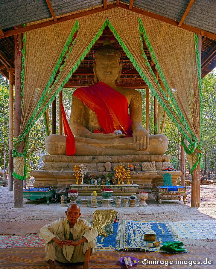 Mönch in Angkor Thom
Angkor Wat
Schlüsselwörter: Räucherstäbchen, Opfer, Meditation, Buddhismus, Religion, Asien, Mönch, Schrein, Spiritualität, Khmer, Skulptur, heilig, Entwicklungsland, Kultur, Asien, Reise, Frieden, friedlich, heilig, Fernreise, Entspannung, entspannen,