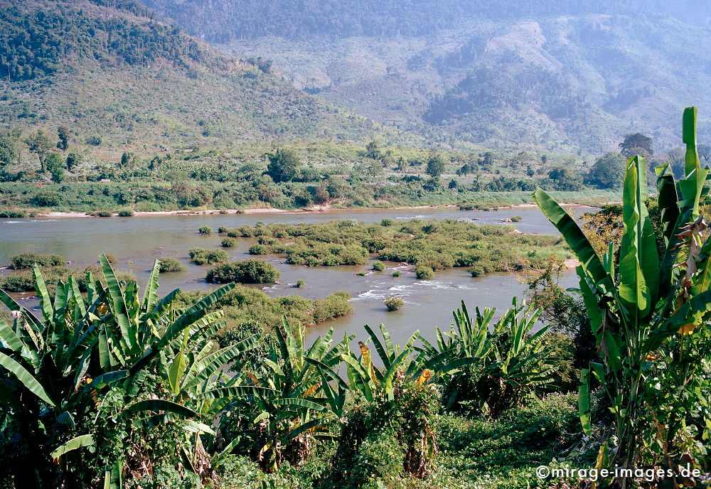 Nam Ou
Luang Prabang
Schlüsselwörter: Fluss, Stille, Ruhe, grün, Wasser, Natur, Sonne, Frieden, friedlich, Gelassenheit, Seele, Entspannung, Tradition, Wärme, romantisch, idyllisch, Vegetation, Mekong, Südost Asien, Tropen, Landschaft, Trockenzeit, Weite, Bananenpflanzen, Inseln, Ufer,