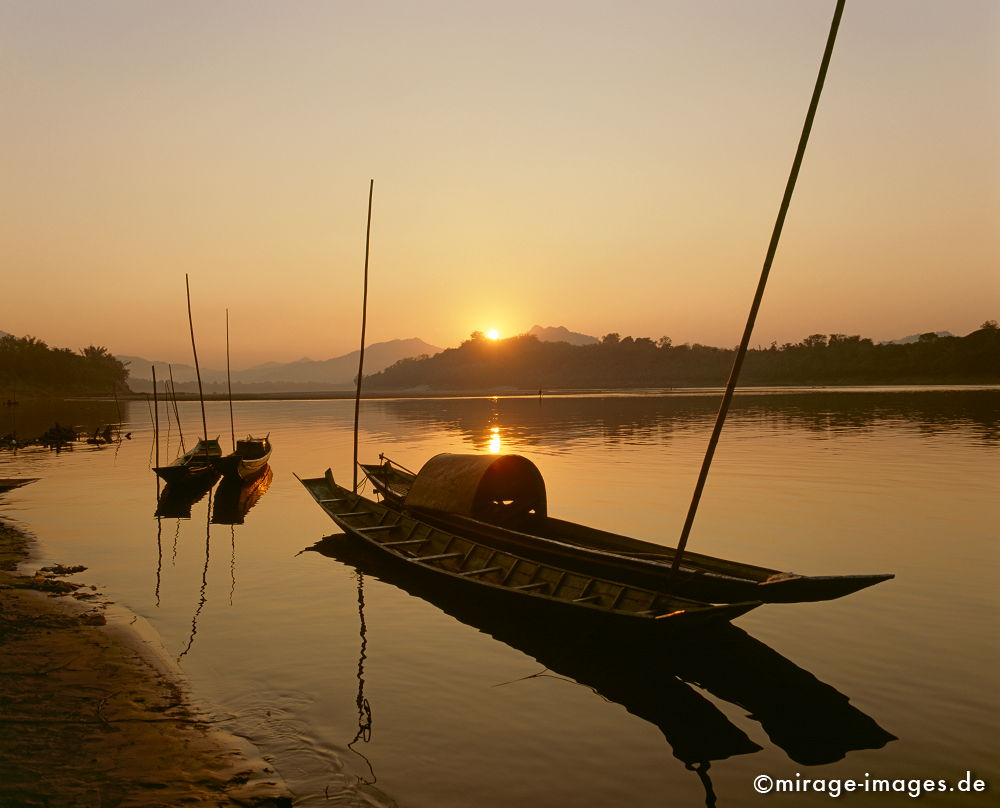 Mekong
Luang Prabang
Schlüsselwörter: Fluss, Buddhismus, Stille, Ruhe, ruhig, gold, Abend, gold, Sonnenuntergang, Boot, Wasser, Natur, Sonne, Frieden, friedlich, Fischer, Gelassenheit, Seele, Entspannung, Tradition, Wärme, Nähe, Menschlichkeit, romantisch, idyllisch, lautlos, Spiegel,