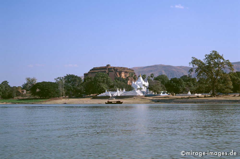 Mingun Paya
Mandalay
Schlüsselwörter: Ruine, Tempel, Kraft, Meditation, Buddhismus, Religion, Spiritualität, Ruhe, zeitlos, Architektur, Schönheit, Frieden, friedlich, heilig, Fluss, Kloster, authentisch, historisch, Kunst, Schutz, beschützen, weiss, Gebäude, Ornament, Glauben, Mysterium,