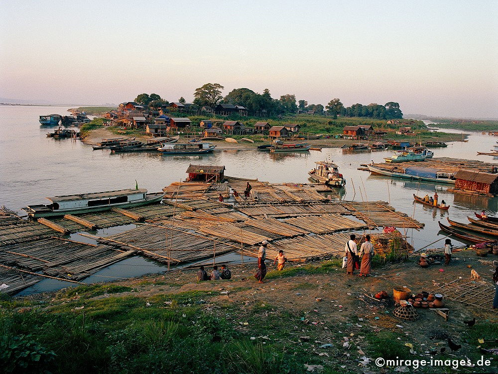 Bamboo rafts
Mandalay
Schlüsselwörter: Meditation, Armut, Markt, Boote, Hafen, Schiffe, Schlamm, Fluss, Buddhismus, Ruhe, gold, Abend, Sonnenuntergang, Wasser, Natur, Landschaft, Asien, Sonne, Reise, Frieden, friedlich, Menschenmenge, Bambus, Transport, Entwicklungsland, Entspannung