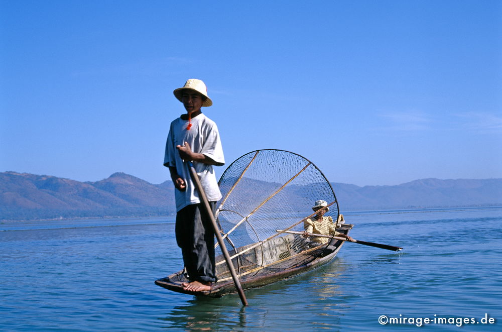 Inle Lake
Shan State
Schlüsselwörter: mixed1, Einbeinruderer, blau, Fischer, Asien, schwimmende Gärten, Entwicklungsland, Boot, See, Ernährung, Essen, Junge, Mädchen, Jugendlicher, Ruhe, Birma, Burma,