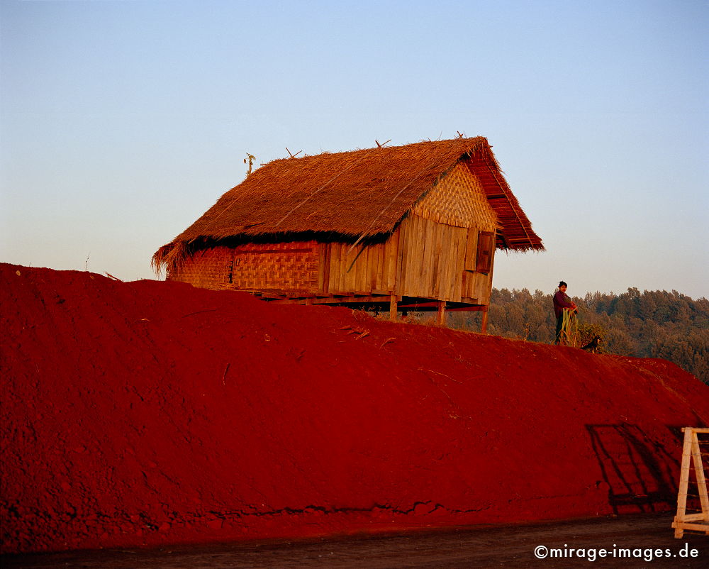 Red Earth
Pyin U Lwin
Schlüsselwörter: rot, Haus, Erde, Sonnenuntergang, Feuer, brennen, Glut, Warm, Licht, Hütte,