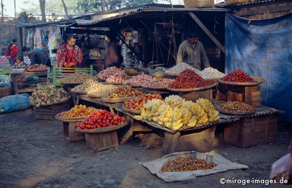 Marktstand am Bahnhof
Pyin U Lwin (Maymyo)
Schlüsselwörter: Markt, Obst, Gemüse, Nahrungsmittel, Handel, Burmesen, Bananen, einfach, bunt, Militärdiktatur, Birma, Burma, Südost Asien, Morgenland, Unterdrückung, Tropen, Armut, Fernreise, Reise, Kultur, Tourismus, Entwicklungsland,