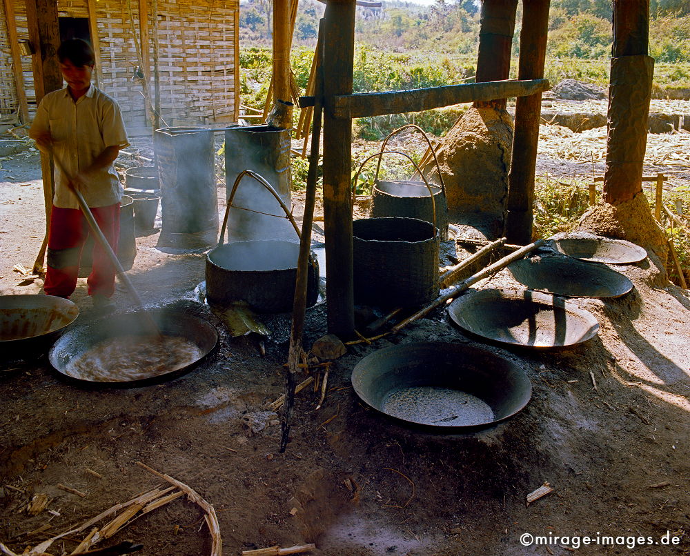 Zuckerherstellung
Hsipaw 
Schlüsselwörter: mixed1, süss, sweet, Burmese, Dampf, Zucker, kochen, Hütte, rühren, Mensch, Mann, Person, Arbeit, Manufaktur, Handarbeit, Landwirtschaft, Wok, Karamell, Zuckerrohr, Lebensmittel, ländlich,