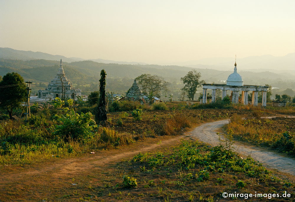 alte Tempelanlage
Hsipaw (Thibaw) Mandalay
Schlüsselwörter: Stein, alt, Heiligtum, Tempel, Kraft, Meditation, Buddhismus, Religion, Spiritualität, Ruhe, zeitlos, timeless, Architektur, Schönheit, Ruhe, Landschaft, Frieden, friedlich, heilig, Wege, Birma, Burma, Abendstimmung, Berge, warm, Südost Asien, Kultur,