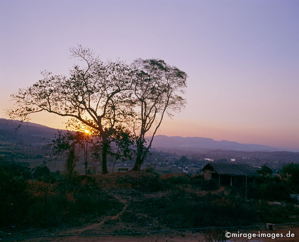 Relax
Hsipaw
Schlüsselwörter: meditation1, Ausblick, Kraft, Meditation, Buddhismus, Religion, Ruhe, Kultur, zeitlos, Ferne, Erde, Welt, Ruhe, Frieden, friedlich, Bank, Weite, Ferne, Baum, Berge, Sonne, Sonnenuntergang, Landschaft, Ökologie, Entspannung, entspannen, Gegenlicht, lila,